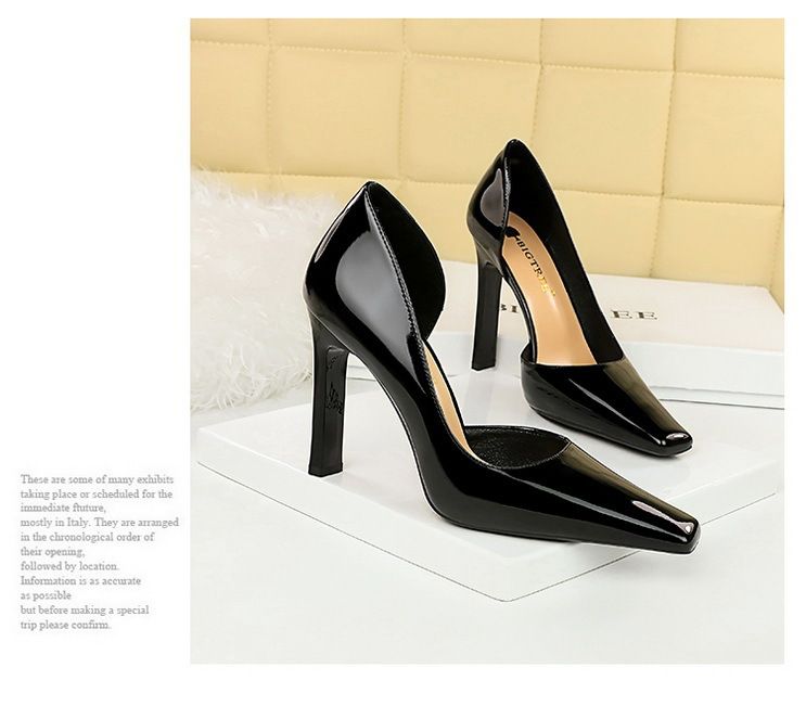 Damenschuhe mit dicken Absätzen, superhohen Absätzen, Lackleder und flacher, seitlich ausgehöhlter quadratischer Spitze_voghion.com
