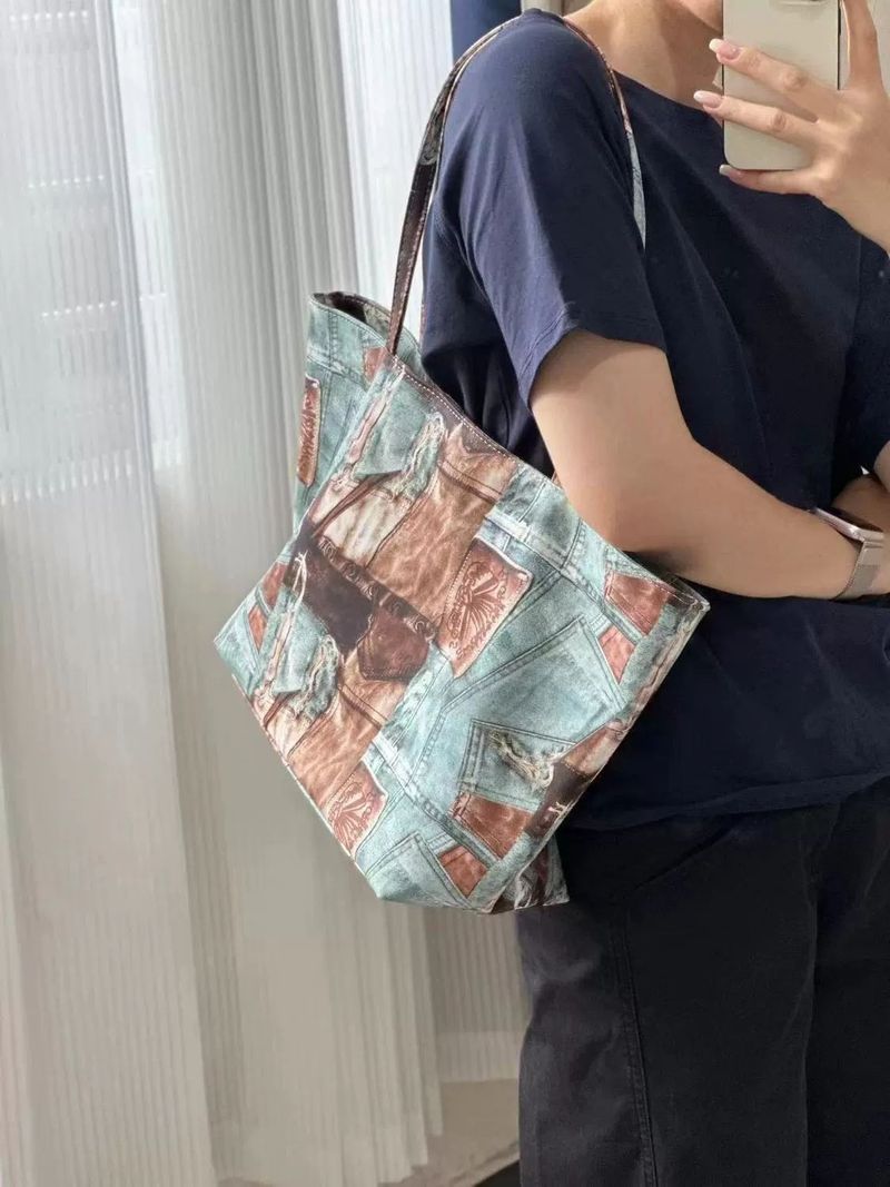 Borsa a tracolla in serigrafia stampata in denim CHARHP&KEJNT, stile di nicchia e alternativo_voghion.com