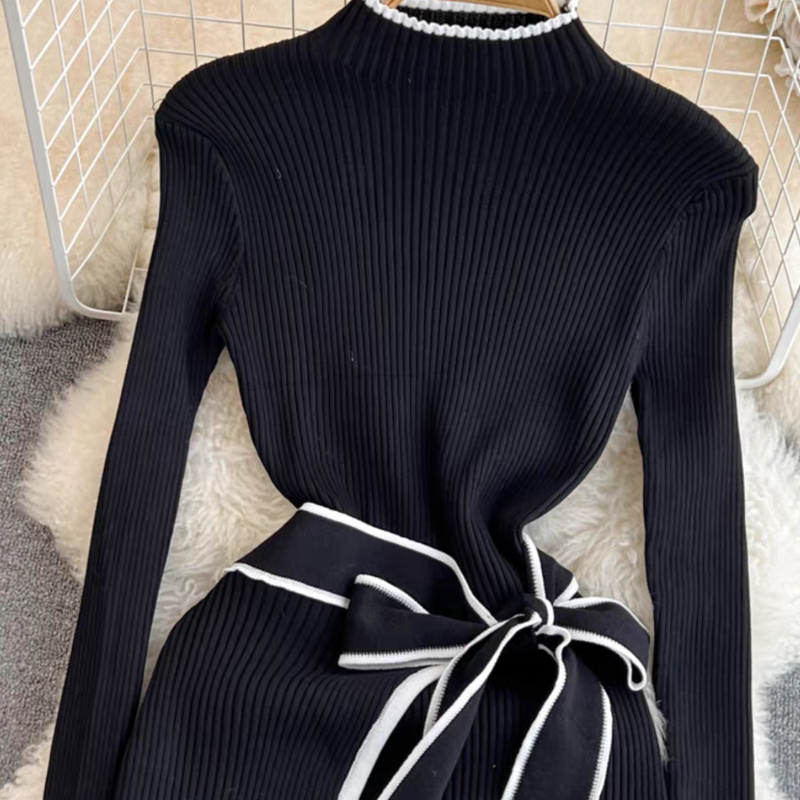 Abito in maglia con lacci, a maniche lunghe, a contrasto di colore, con colletto alto, snellente, di media lunghezza e lungo fino ai fianchi_voghion.com