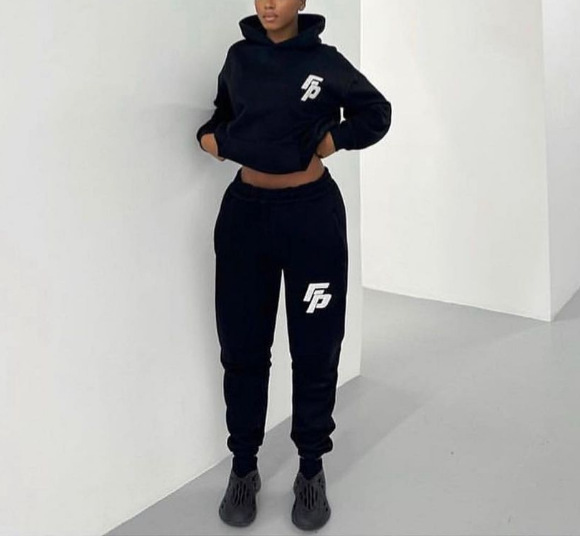 Completo pantalone con cappuccio da donna. Set di due pezzi con cappuccio a maniche lunghe LOGO sportivo moda_voghion.com