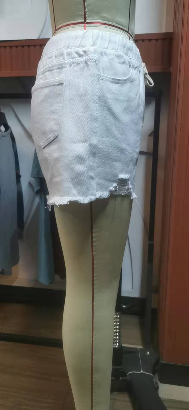 Gli abiti da donna mostrano pantaloncini casual in denim con elastico in vita sottile_voghion.com
