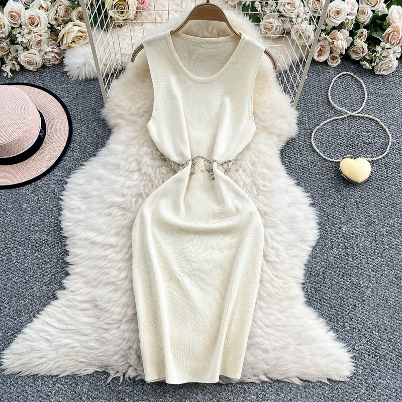 Abito da donna in maglia senza maniche con scollo rotondo, design aderente, con nappa, vita sottile e gonna di media lunghezza._voghion.com