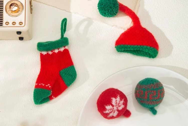 Weihnachtsschmuck-Set aus Strickwaren – Mini-Strümpfe, Mützen, Schals & Kleidung für den Weihnachtsbaum (3,5 cm, Beige/Khaki/Rot/Grün)_voghion.com