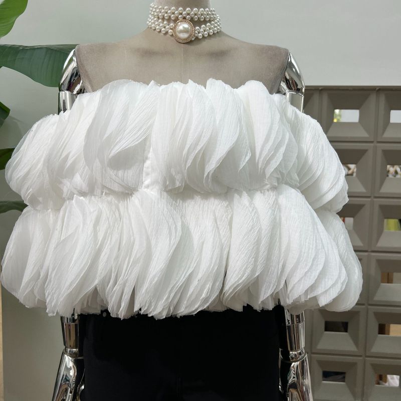 Kadın Giyim Moda Gösterisi Stili Düşük Kesimli Straplez Kısa Üst ve Düz Renk Streç Şort Takımı - Nefes Alabilir Polyester, Rahat Kesim (Beyaz/Kırmızı/Siyah)_voghion.com