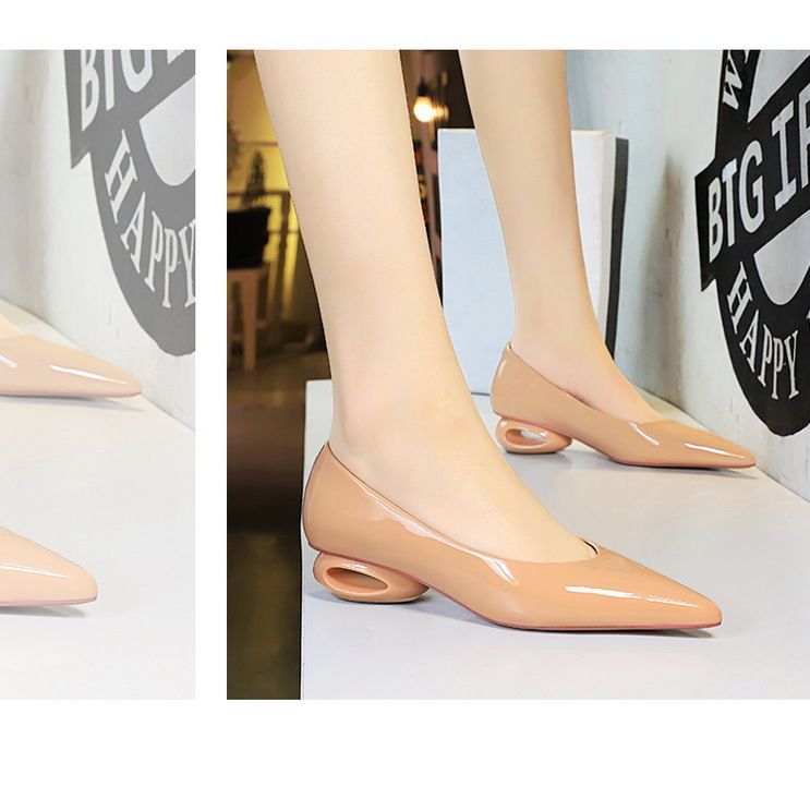 Scarpe singole da donna comode con tacco basso e punta a un pedale, in pelle verniciata, con tacco a forma speciale francese_voghion.com