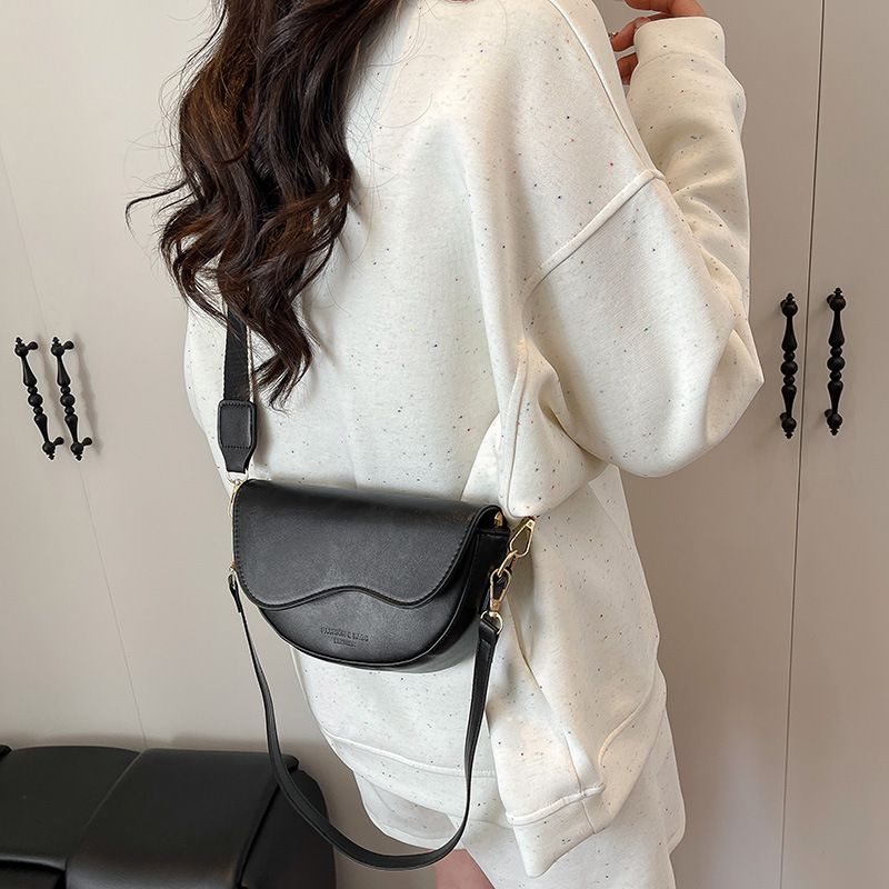 Summer New High-End For 2025 Trendy Single Shoulder Underarm Niche Wide Strap Crossbody Women Saddle Bag_voghion.com