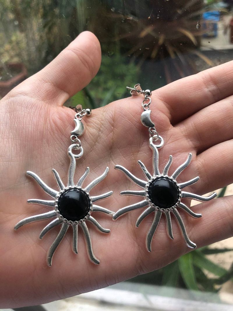Pendientes con piedra preciosa de ónix negro y dije de luna y sol_voghion.com