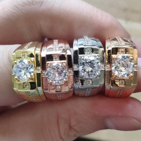 Classico anello di nozze da uomo con placcatura in moissanite e diamanti ad alta simulazione di carbonio per un anello di nozze elegante e raffinato._voghion.com