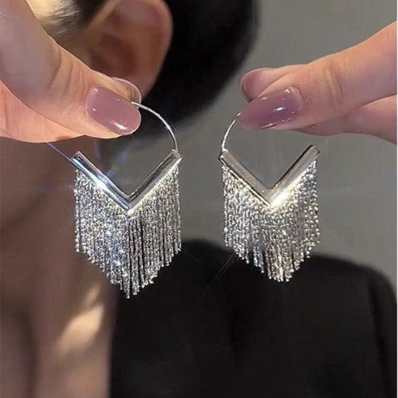 Orecchini con ganci versatili di alta qualità, alla moda, in stile minimalista, con nappe in metallo._voghion.com