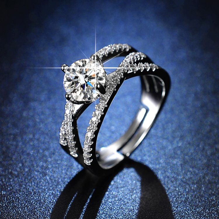 Streaming live di un anello di moissanite da un carato, intrecciato con vite e tre generazioni, design dell'anello di fidanzamento_voghion.com