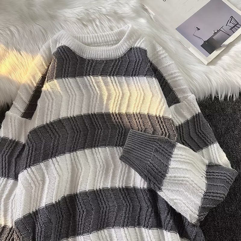 Pull en tricot oversize pour homme, style minimaliste, coupe décontractée, col ras du cou doux et tons neutres, idéal pour les superpositions automne/hiver._voghion.com