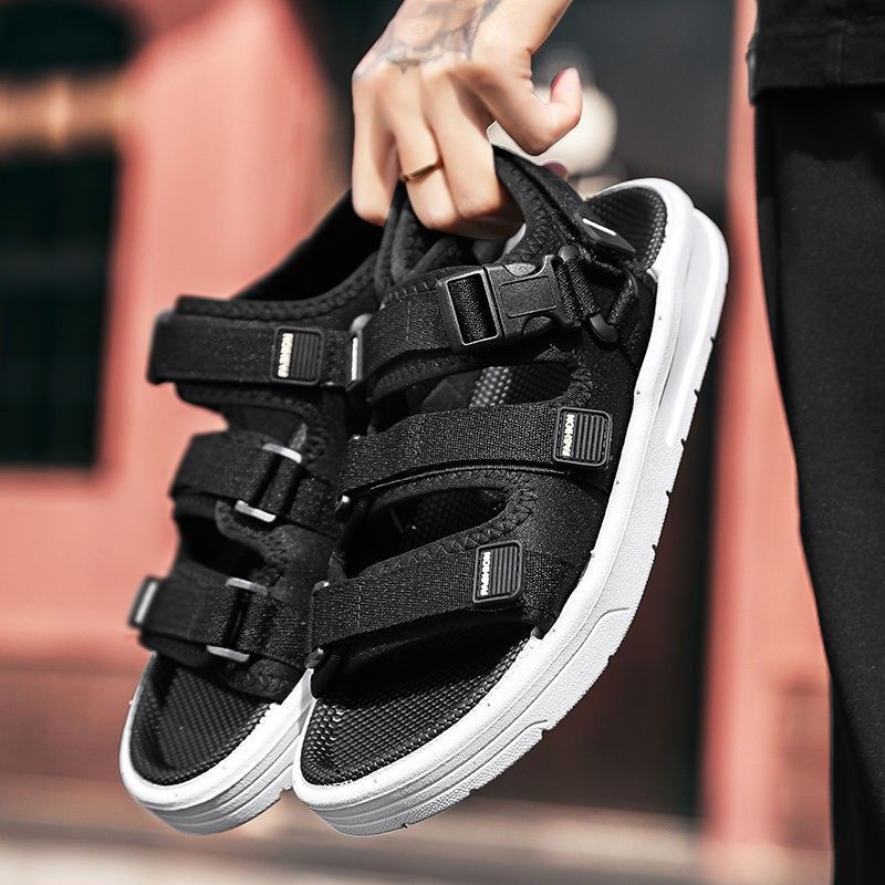 Sandali da uomo, infradito da uomo, nuove scarpe di tendenza per l'estate, spiaggia_voghion.com