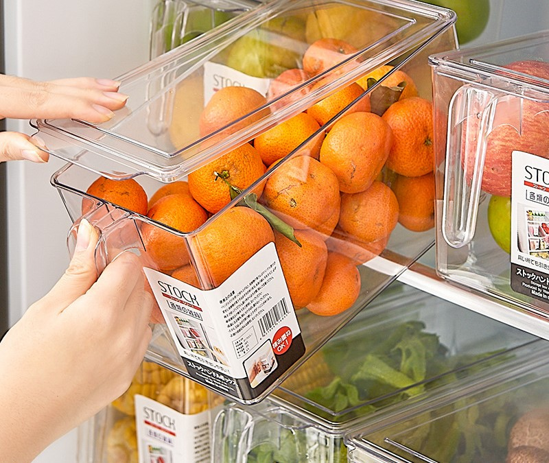 Las verduras y frutas de cocina hechas de material de alta transparencia con asa en la tapa se pueden apilar con una caja de almacenamiento en el refrigerador para mantenerlas frescas._voghion.com