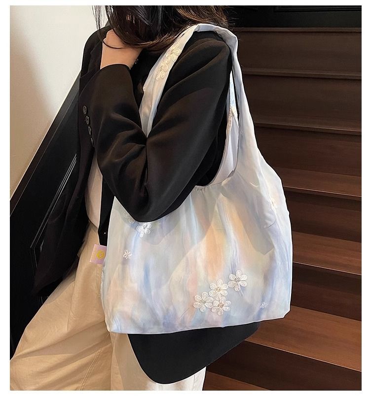 Borsa a tracolla grande e capiente in tela floreale autunno/inverno 2025, versatile e alla moda_voghion.com