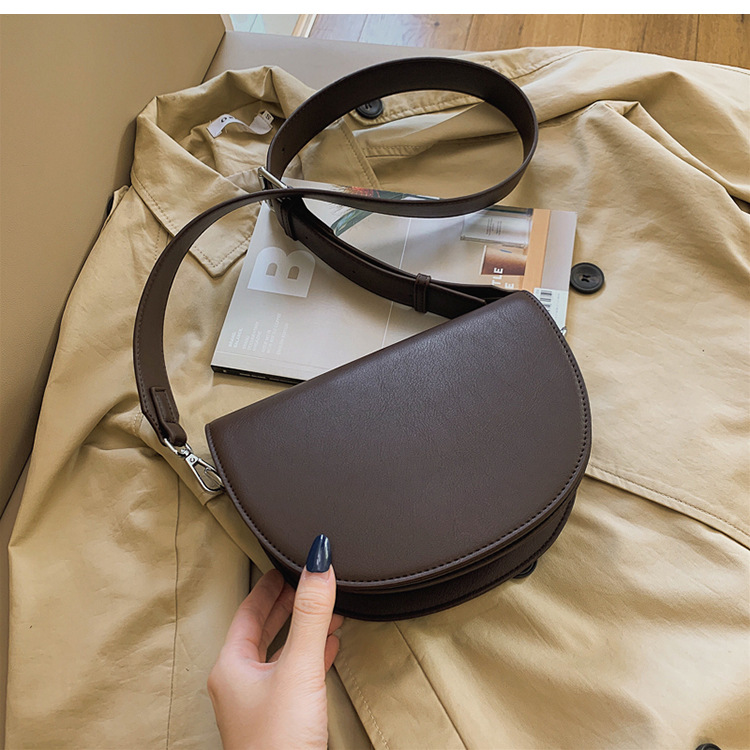 Internet-Promi-Textur breiter Riemen einzelne Schulter Crossbody Damen Frühling neue trendige Satteltasche_voghion.com