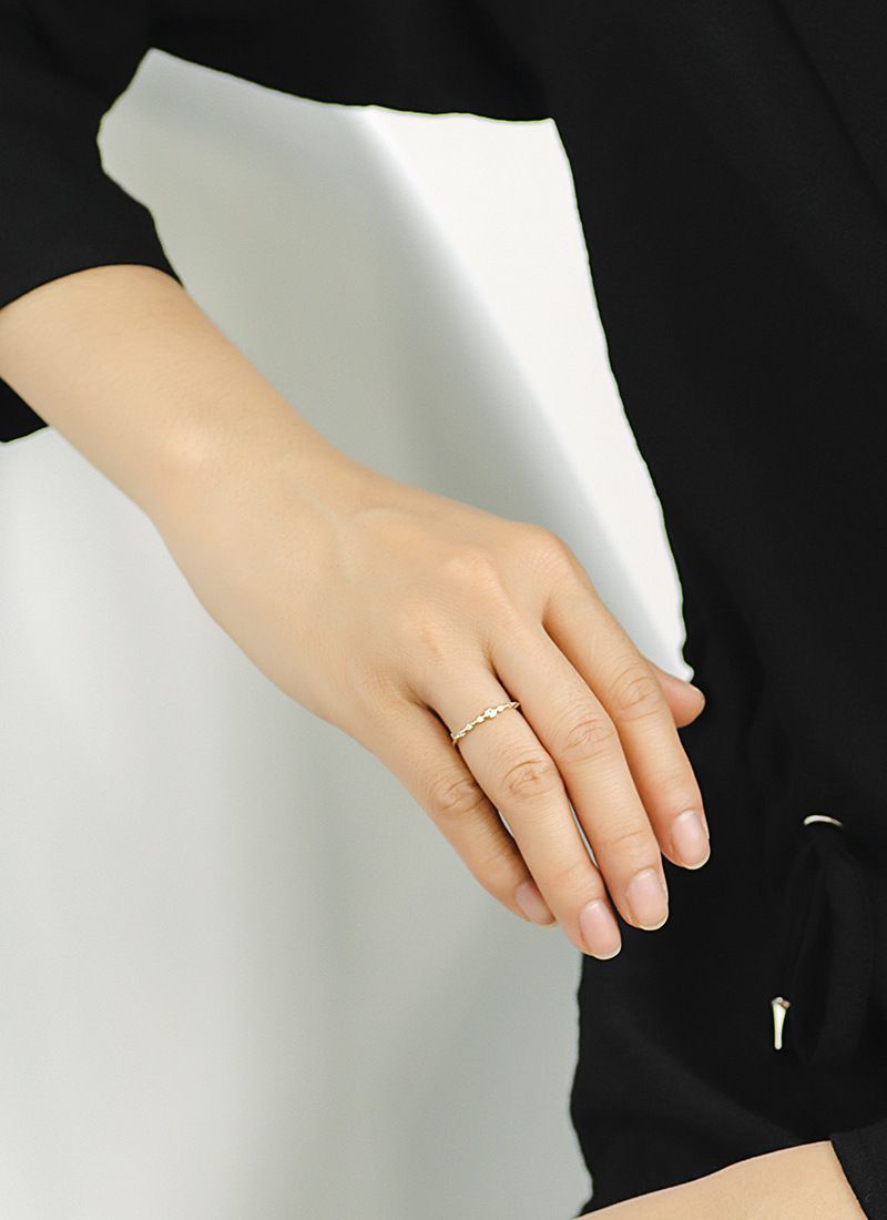 Anillo de lujo ligero con diamantes en forma de onda chapados en oro para novias, anillo apilable para el dedo índice y el meñique._voghion.com