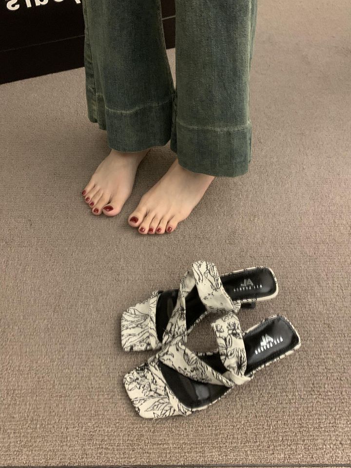 Slope Heel Sandals With A Niche Design Sense, Straight Strap High Heels, Summer Silver Sandals, New Roman, Women's_voghion.com