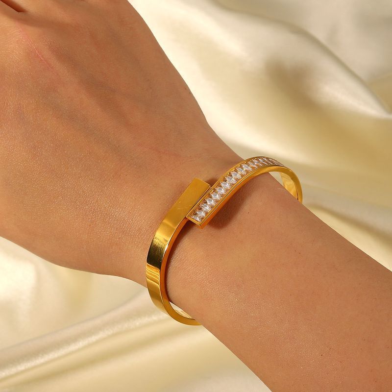 Conjunto INS Zircon aberto com pulseira de aço inoxidável galvanizada dourada estilo fashion para mulheres_voghion.com