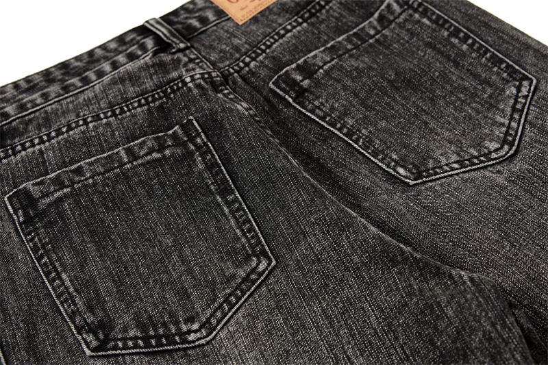 Jeans streetwear effetto used: denim patchwork oversize con orlo grezzo e dettagli ricamati per un tocco urbano_voghion.com