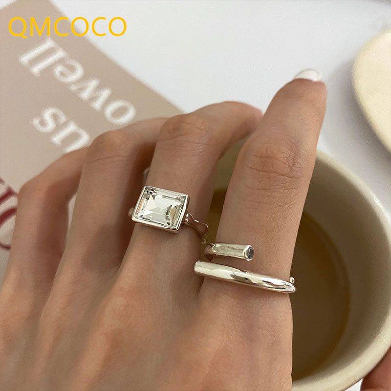 QMCOCO Silberner individueller Zirkonia-Ring mit breitem Quadrat, geeignet für charmante Damen, modisch, elegant und einfach geometrisch_voghion.com