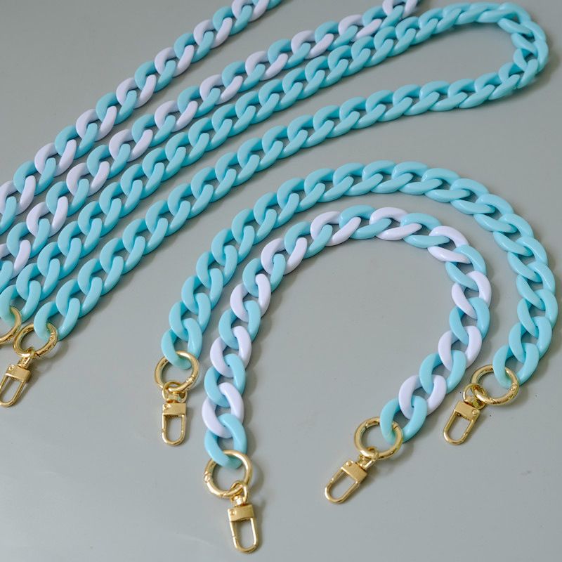 Modische, blaue Fischgräten-Acrylharz-Farbblock-Handarbeit, abnehmbare, dicke Taschen-Dekorationskette_voghion.com