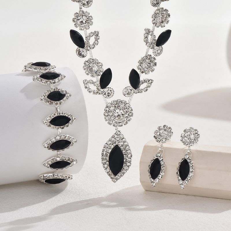 Set di gioielli da donna, gioielli di moda all'ingrosso, set di gioielli da sposa con fiori in cristallo bianco, collana, accessori per abiti da sposa e banchetti alla moda._voghion.com