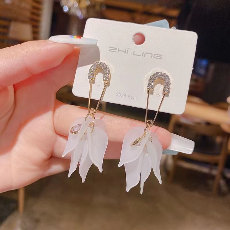 Nuovo design coreano trasparente orecchini a nappa petalo bianco senso di luce temperamento di lusso personalità orecchini a spillo in argento S925 tendenza_voghion.com