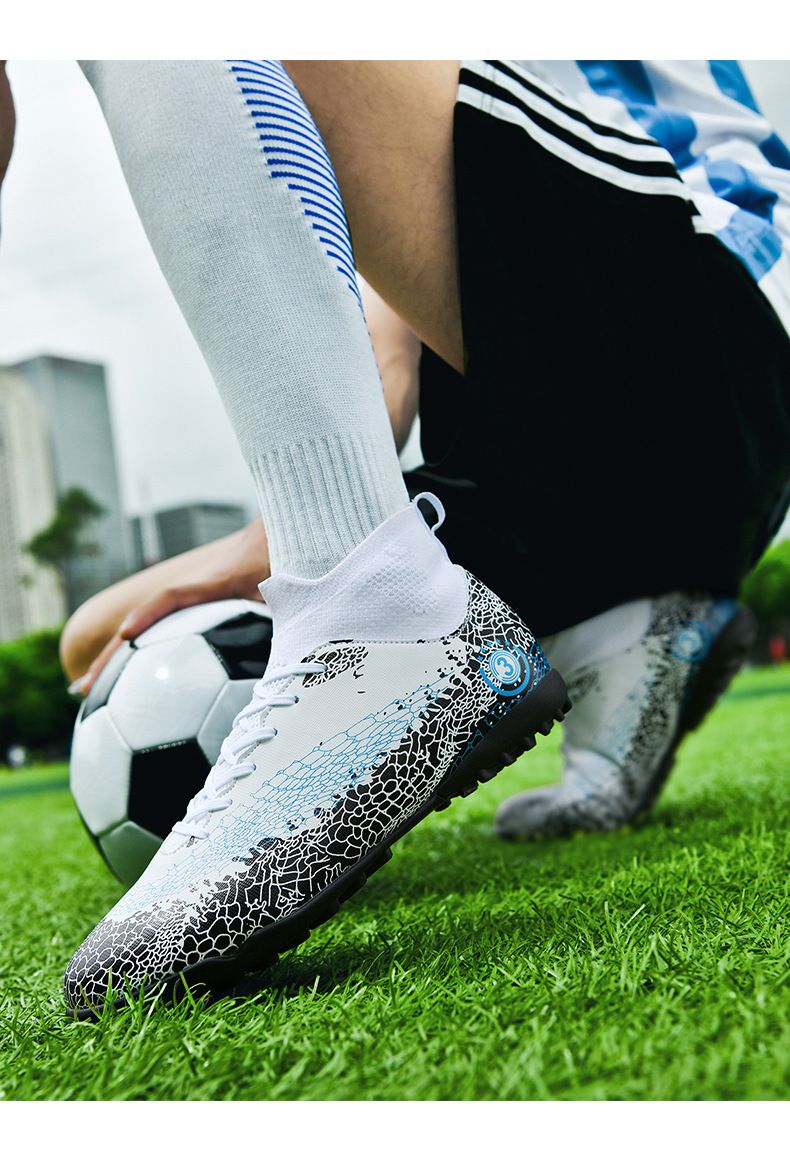 Verschleißfester, atmungsaktiver High-Top-Fußball für Männer und Frauen mit langen Nägeln und gebrochenen Nägeln, Studentenpaar_voghion.com