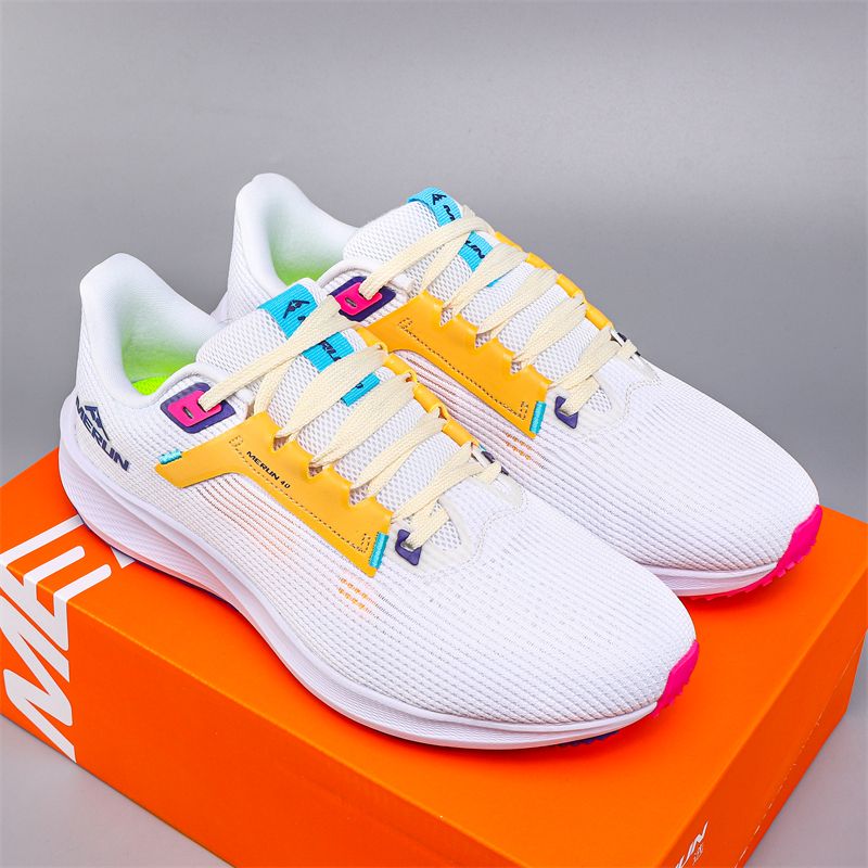 Oddychające buty do biegania wykonane z siateczki i wyposażone w miękkie, elastyczne wkładki zapewniają wygodę i wszechstronne dopasowanie_voghion.com