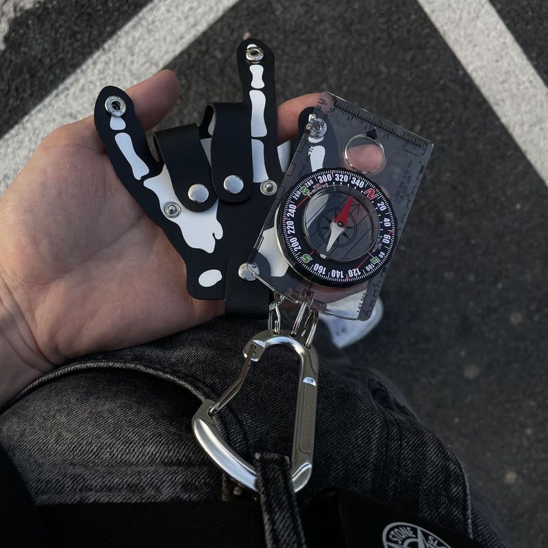 Original Compass Three Ring Skeleton Hand Keychain High End Niche Waist Pendant_voghion.com
