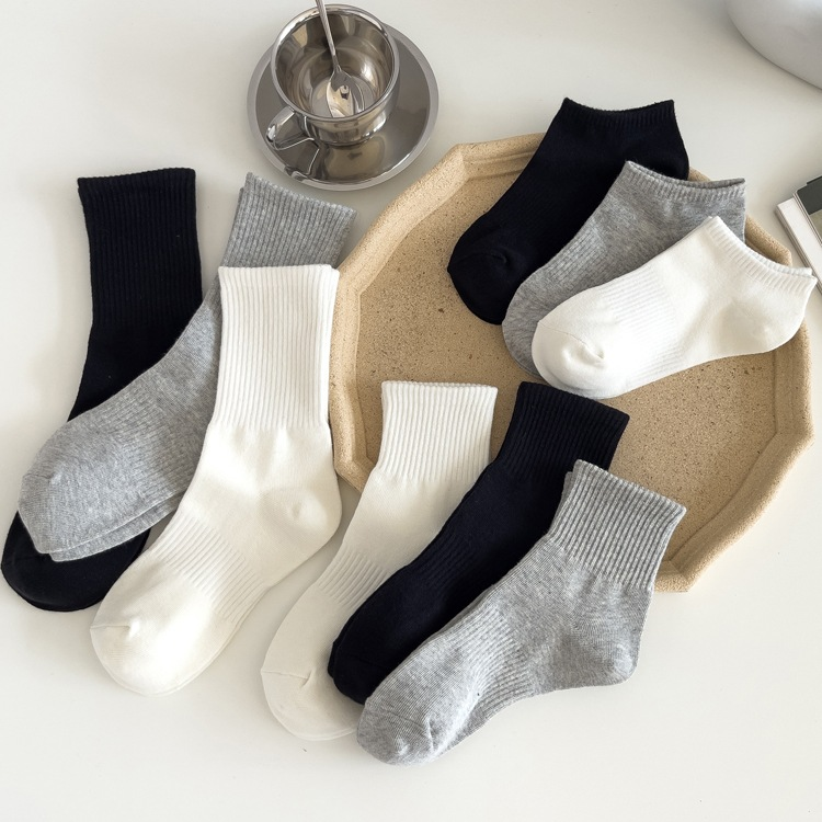 Socken Frühling und Sommer atmungsaktiv Schweiß Anti-Geruch Männer und Frauen in schwarz und weiß einfarbig Mitte der Wade Paar Socken die Baumwolle_voghion.com