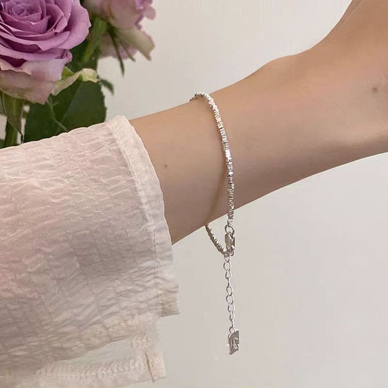 Pulseira feminina de prata quebrada delicada e pura, design minimalista de nicho, requintada e sofisticada, versátil e perfeita para_voghion.com