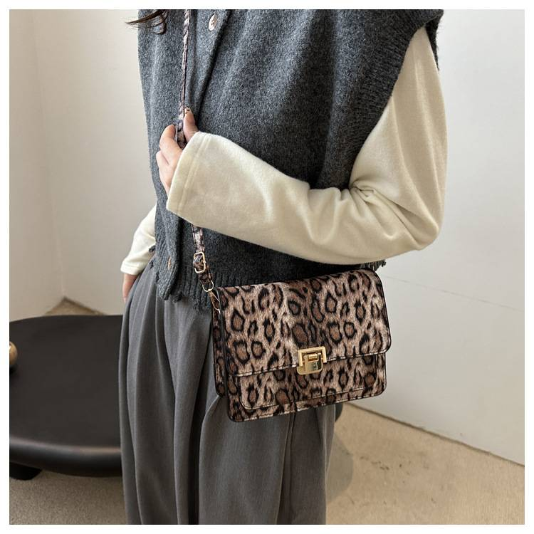 Leopard Print Fashion New One-shoulder Messenger Bag Simple Commuter Small Bag_voghion.com