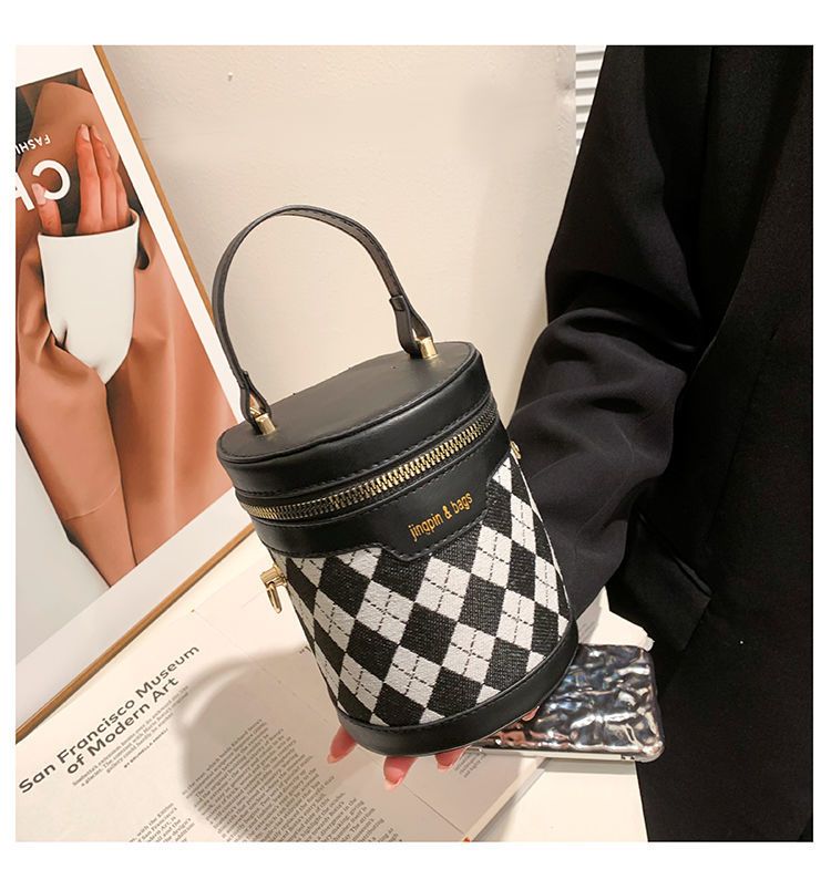Borsa a tracolla alla moda con tracolla a secchiello Lingge versatile di lusso da donna della primavera 2024_voghion.com