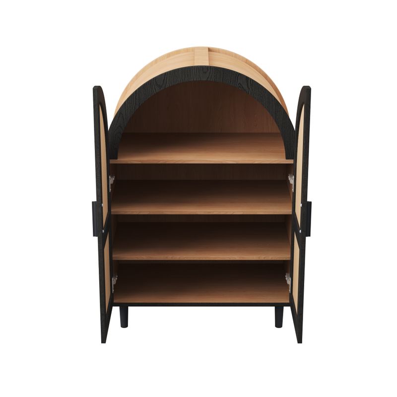 Buffet élégant aux bords arrondis, portes en rotin tressé et trois étagères pour le rangement du salon ou de l'entrée_voghion.com