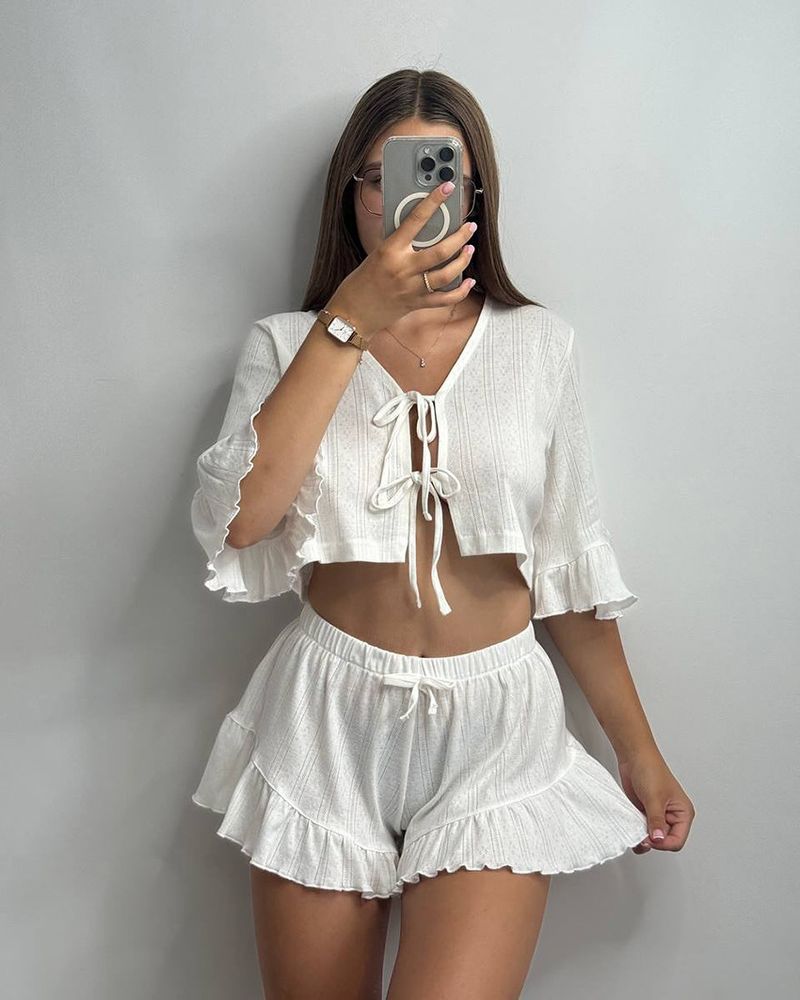 Pijama de mujer tipo cárdigan y de tirantes con mangas cortas con volantes y pantalones cortos que se pueden usar al aire libre._voghion.com