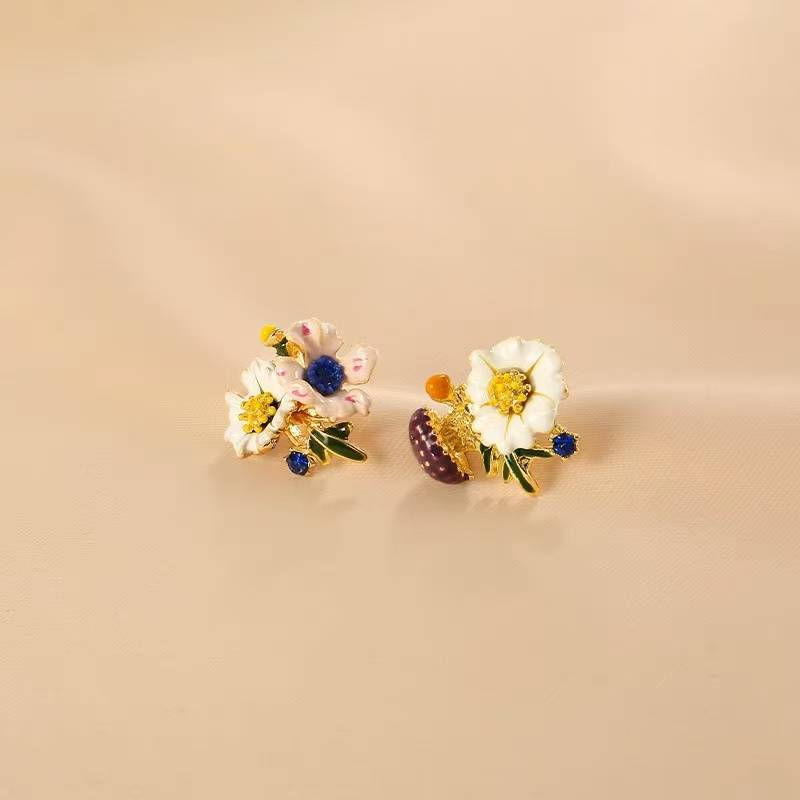 Un paio di orecchini vintage in lega di zinco con fiori in smalto a goccia_voghion.com