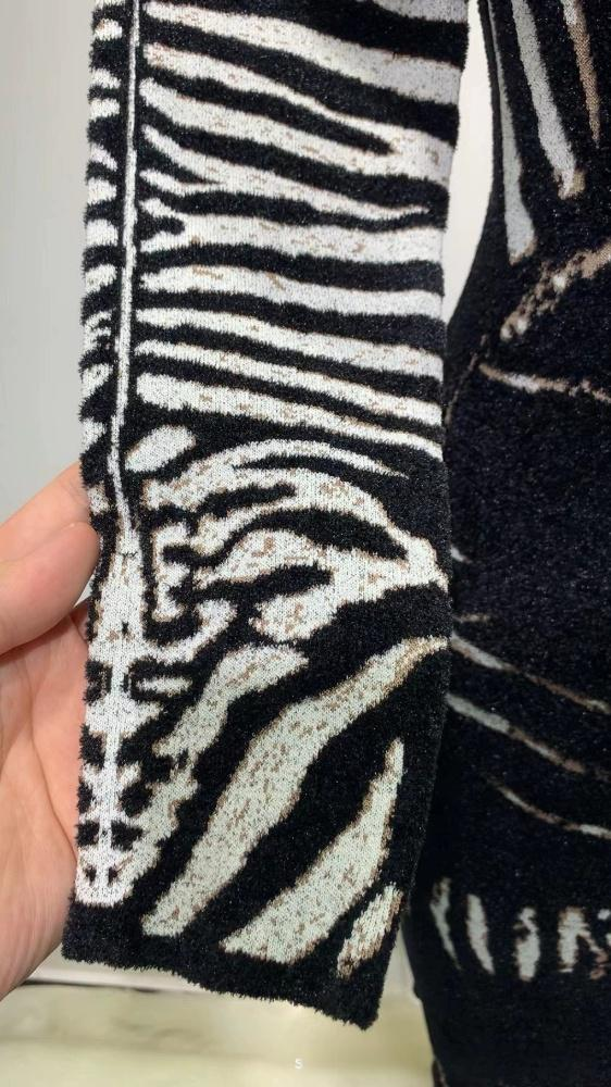 Stilvolles schwarzes, hochgeschlossenes, langärmliges, figurbetontes Strickpulloverkleid für Damen – schmale Passform, dehnbarer Stoff, fürs Büro und die Freizeit_voghion.com