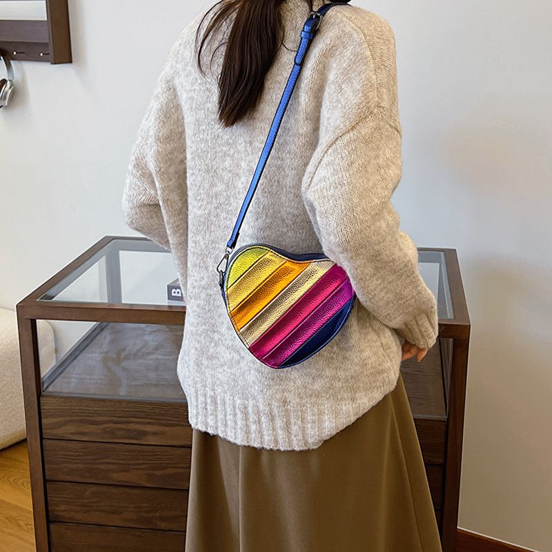 Nuova borsa a tracolla a forma di cuore con patchwork arcobaleno, con design di nicchia, per donna, con motivo a blocchi di colore._voghion.com
