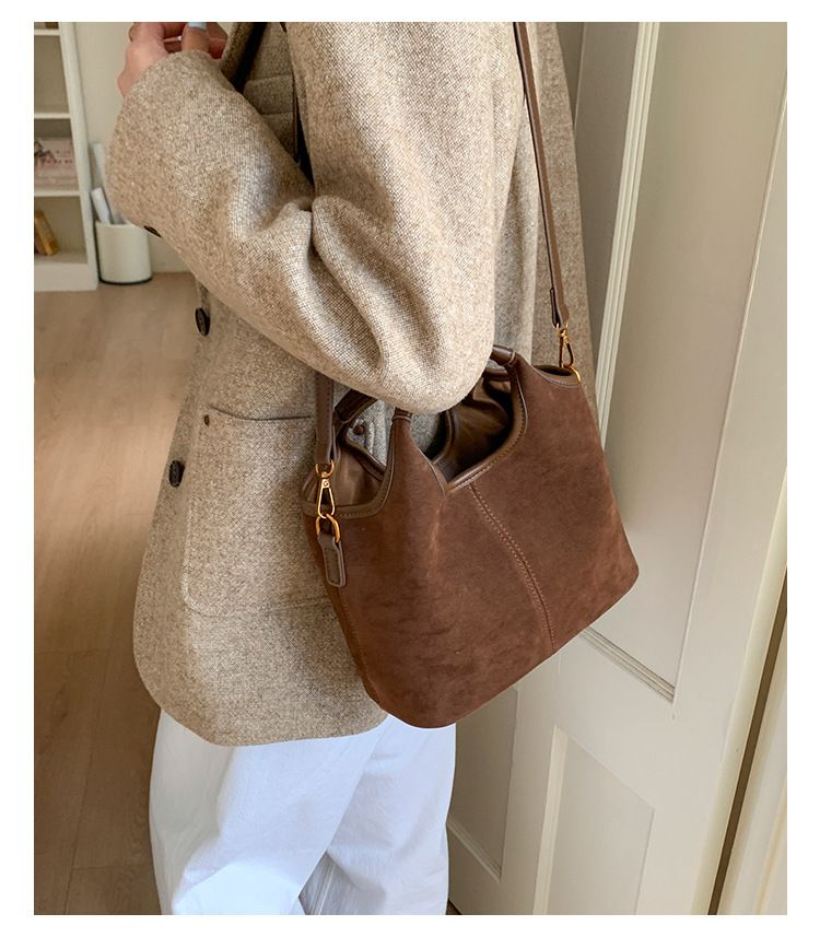 Borsa a secchiello con tracolla singola versatile in pelle scamosciata da donna, nuova moda 2025, borsa a mano Melad_voghion.com