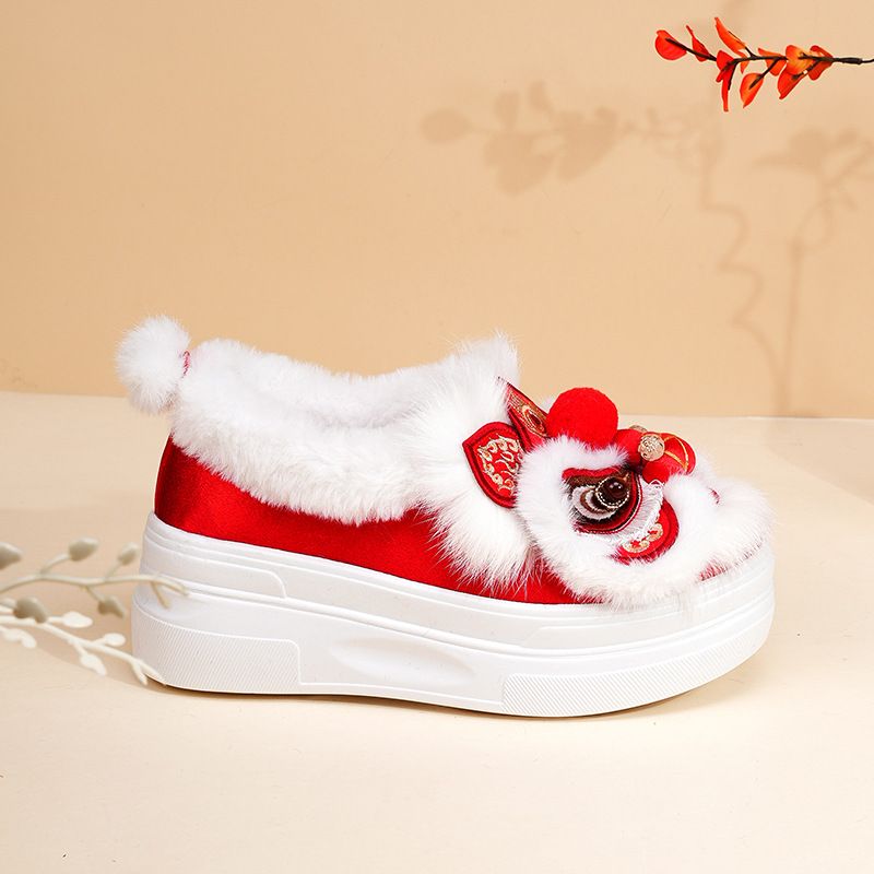 ShoeGlobe Schuhe aus echter Wolle und Baumwolle mit Tigerkopf- und Löwentanzmotiv, dick besohlen, handgefertigt und bestickt, im Ethno-Stil (1913-26)_voghion.com