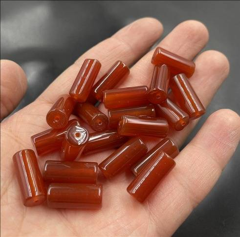 Prisvärda DIY Jadetillbehör Röda Agatpärlor Lösa Pärlor 8 * 16mm Röda Jadeit Långa Pärlor Rörpärlor_voghion.com