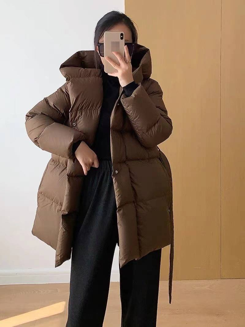 Damen-Daunenjacke mit kurzem Taillengürtel und Kapuze und Füllung aus 90 % weißen Entenfedern, schmal geschnittener Wintermantel für den Weg zur Arbeit und als Freizeitkleidung_voghion.com