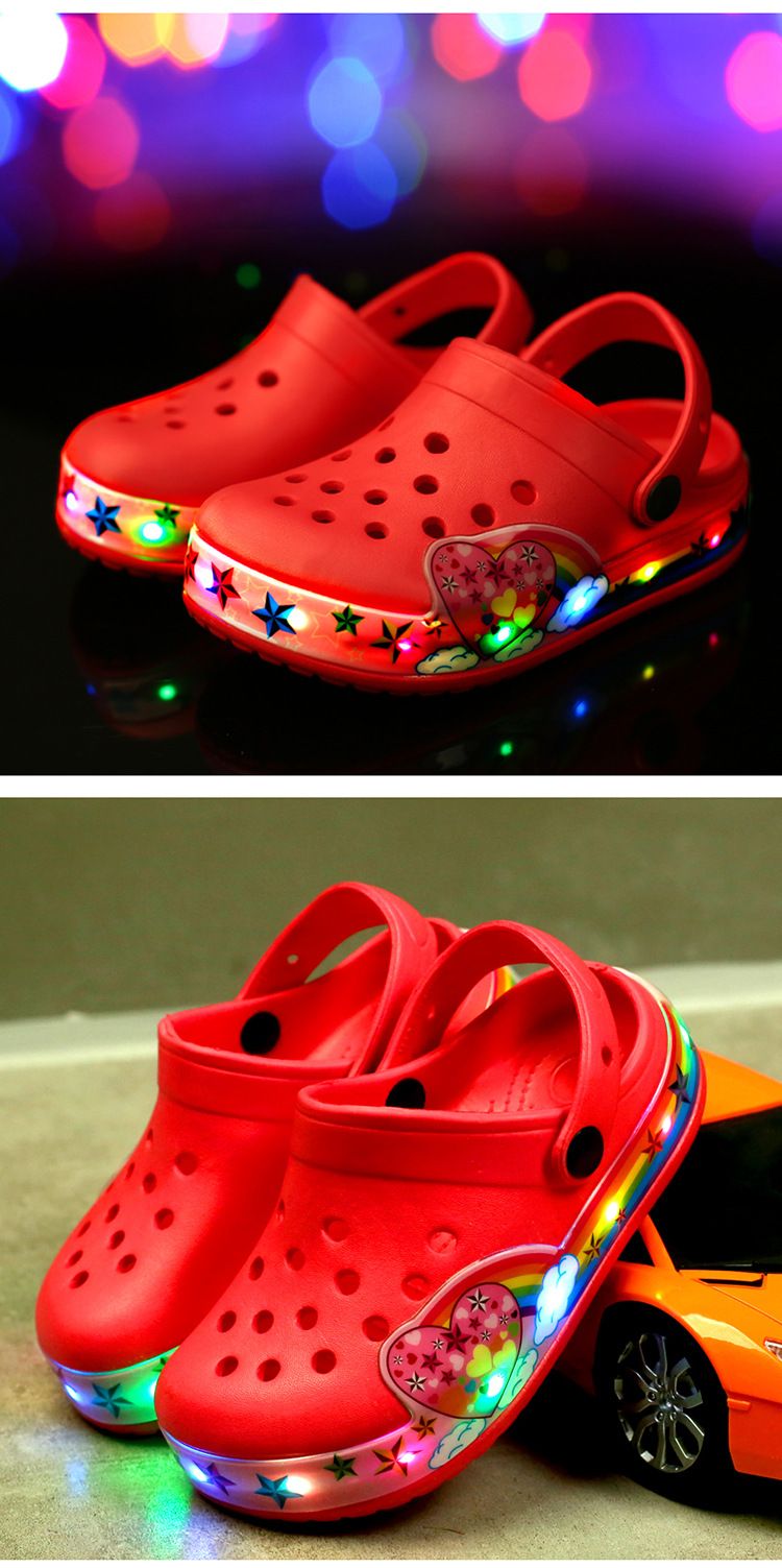 Scarpe da ginnastica per bambini con luci a LED, scarpe con foro per auto, sandali da bagno per bambini, nuove scarpe da spiaggia in EVA con cartoni animati_voghion.com