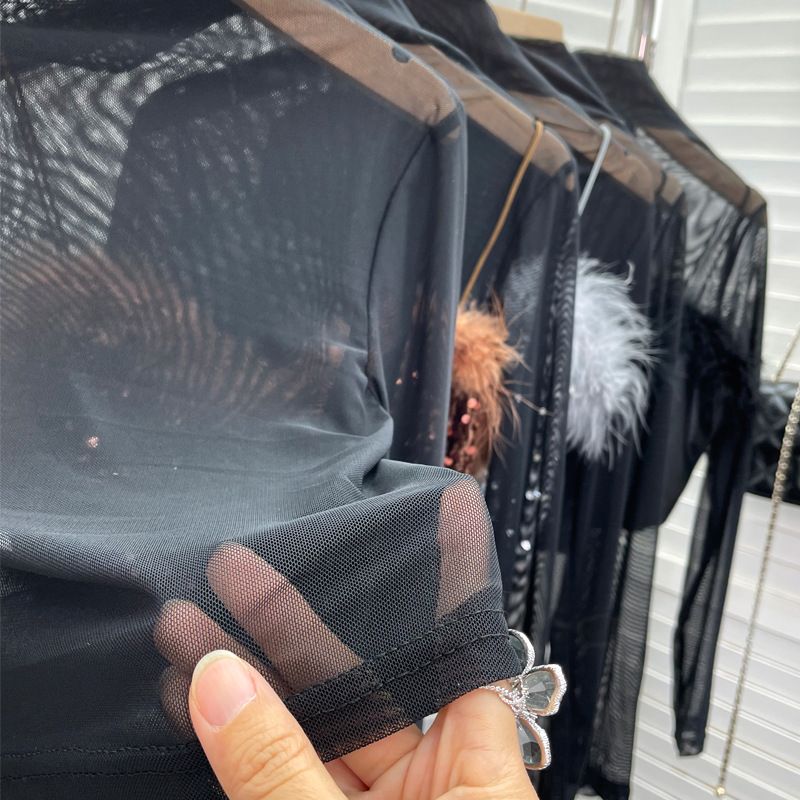 Completo due pezzi con canotta in pelliccia e paillettes + maglietta a maniche lunghe con collo alto e mezza maglia in prospettiva_voghion.com