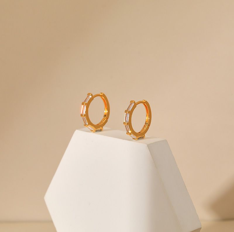 Piccoli orecchini intarsiati con smeraldo e zircone, placcati in rame con vero oro K, temperamento retrò, non c'è bisogno di togliere gli orecchini quando si dorme_voghion.com