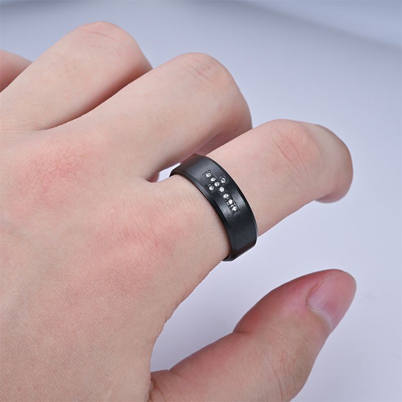 Anello in acciaio inossidabile con croce intarsiata di diamanti e zirconi per indice, gioiello di lusso leggero personalizzato per dito._voghion.com