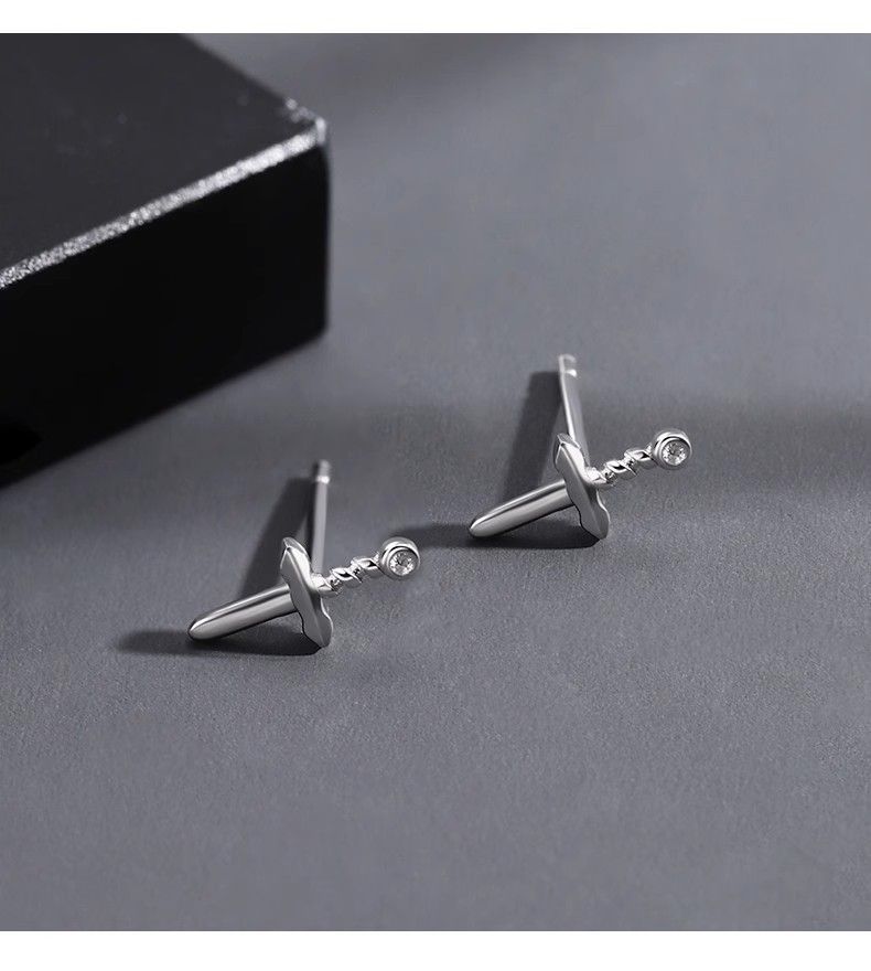 Vendita calda antiallergico S puro argento pugnale, croce, zircone design nicchia maschile, orecchini spada corta, creatività personalizzata, orecchini alla moda_voghion.com