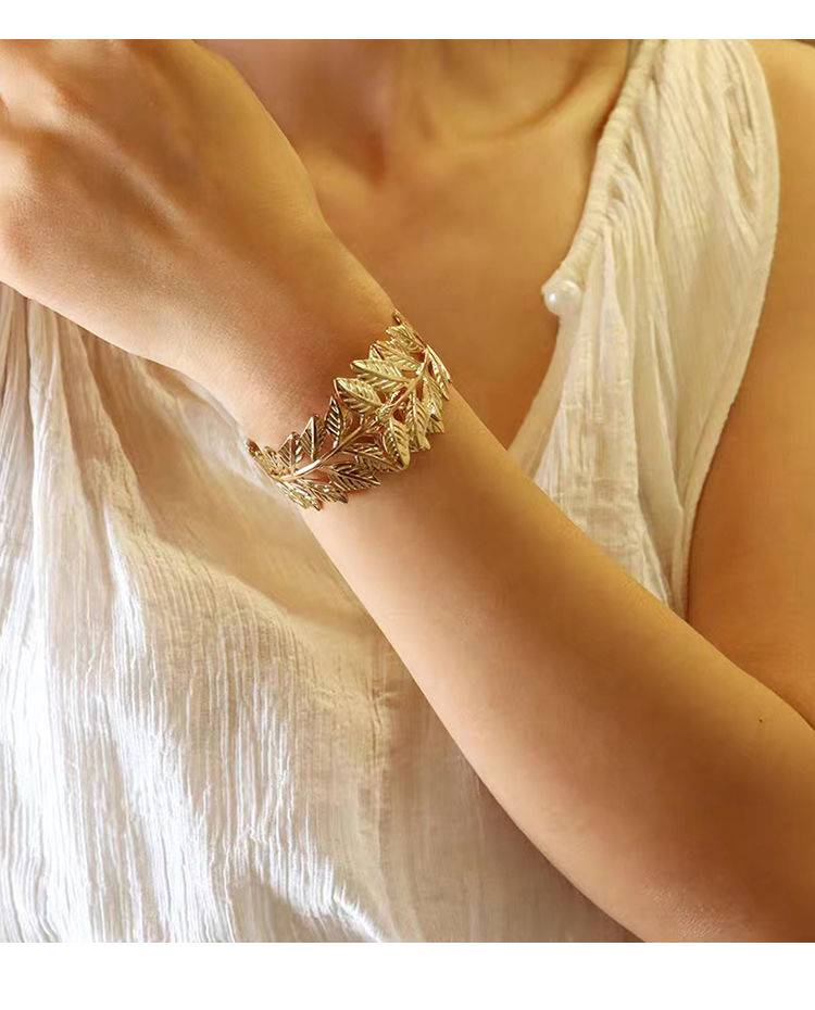 Pulseira de metal com folha oca aberta, estilo europeu e americano, personalidade da moda, pulseira larga de primavera com folha esculpida e flor feminina_voghion.com