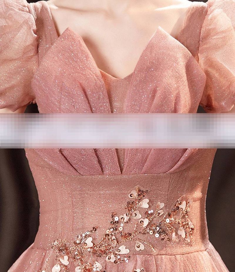 Elegante abito da sera rosa cipria con scollo a V profondo e silhouette da principessa per matrimoni, banchetti e spettacoli_voghion.com